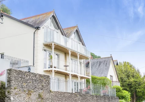 Inglewood Apartments is a charming two-bedroom apartment boasting a large terrace with far-reaching countryside & river views