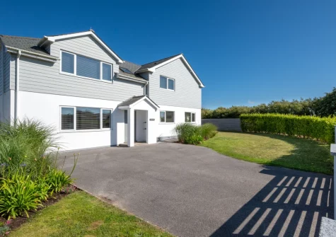 Innisfree is a stylish & sophisticated holiday home - a carefully considered layout, ample space & impeccably decorated throughout