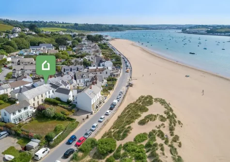 Instow Bar View is in a perfectly placed beachside position with the rare benefit of private parking & enclosed garden