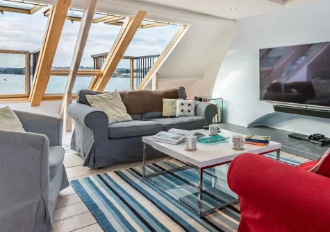 Instow Cottage, Instow is an elegant four-bedroom house in the heart of this coastal village, featuring a top-floor lounge with stunning estuary views, secure garden with games room, and walking distance to Instow beach and excellent restaurants.