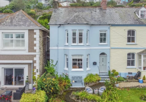 Inter-Nos is a bright & welcoming holiday home with an elevated position, overlooking Looe Harbour