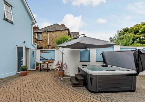 The outdoor sitting area & hot tub at Into The Blue, Combe Martin