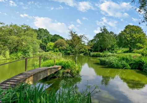 Island View is set in beautiful shared gardens & idyllic lakes which guests are free to explore