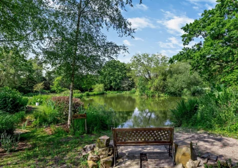 Island View is set in beautiful shared gardens & idyllic lakes which guests are free to explore