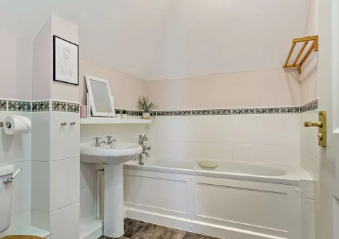 The bathroom at Islas Surfhouse, Newquay