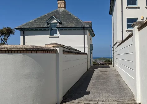 Islas Surfhouse is just steps away from the South West Coast Path and stunning Fistral Beach