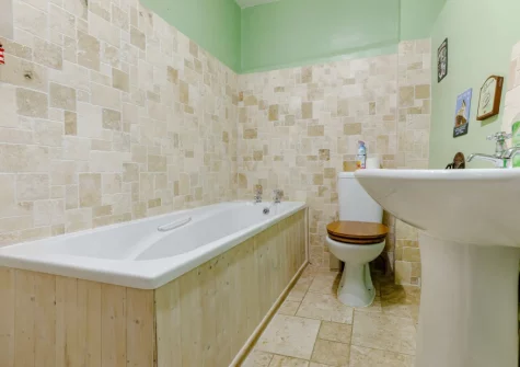 Bedroom #1 en-suite bathroom at Ivy Barn, Braunton