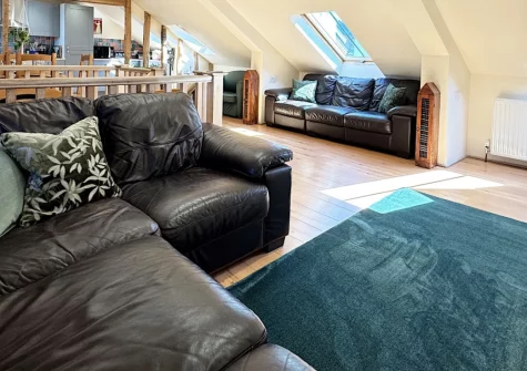Ivy Barn, Braunton is a stunning 1638 barn conversion near Braunton's centre, featuring vaulted ceilings with original beams, contemporary comforts, a double garage, and easy access to North Devon's legendary surf beaches and coastal paths.