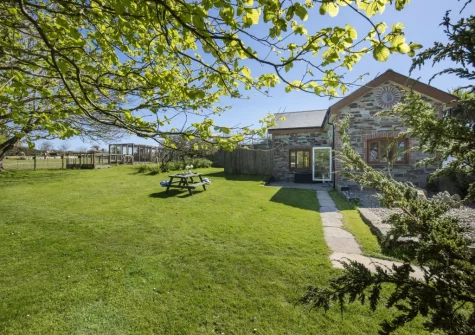 The large lawned garden & alfresco dining area at Ivy Chimney Cottage, Wheal Rose