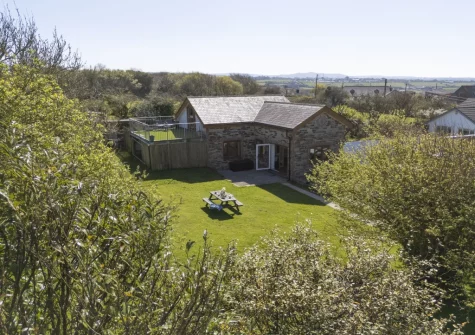 Ivy Chimney Cottage is a charming dog-friendly one bedroom cottage nestled in beutiful Cornish countryside