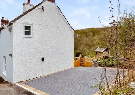 Ivy Cottage is a delightful, traditional, stone-built holiday cottage situated in the historic & picturesque fishing village of Boscastle