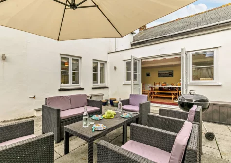 The patio, barbecue & alfresco dining area at Ivy Crag, Polruan