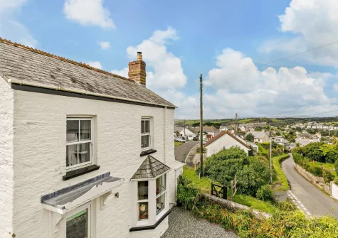 Ivy Crag is perfectly located at the top of Polruan village with parking and a stroll to the harbour