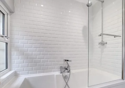 The bathroom at Ivydene, Looe