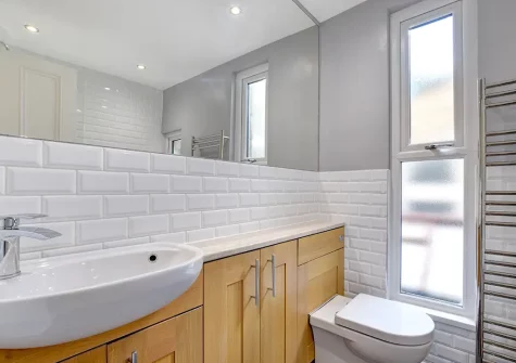 The bathroom at Ivydene, Looe