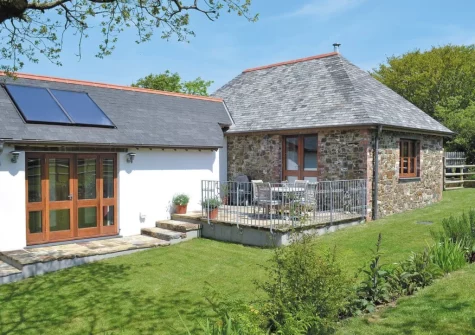 The patio, alfresco dining area & enclosed garden at Jacks Barn, Welcombe
