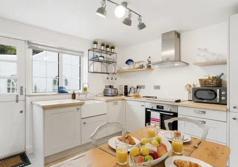 The kitchen & dining area at Jade Cottage, St Agnes