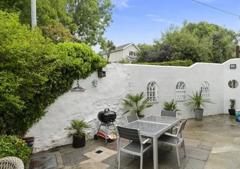 The patio, barbecue, alfresco dining & outdoor sitting area at Jade Cottage, St Agnes