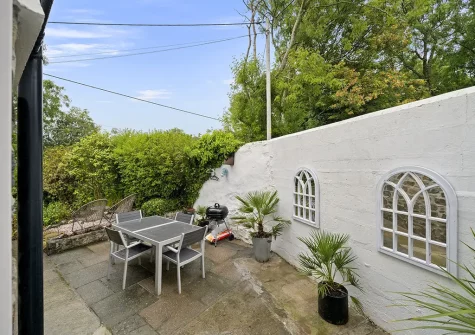 The patio, barbecue, alfresco dining & outdoor sitting area at Jade Cottage, St Agnes