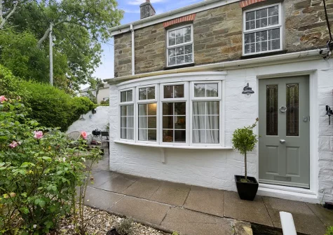 Jade Cottage offers two well-appointed bedrooms with a lovely sunny terrace garden in the charming village of St Agnes
