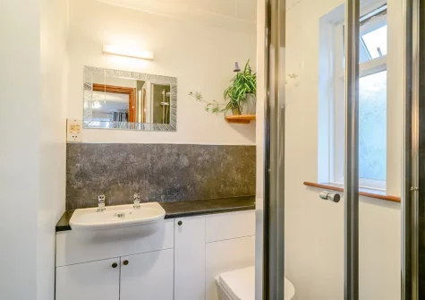 Bedroom #1 en-suite shower room at Jarosa, Langtree