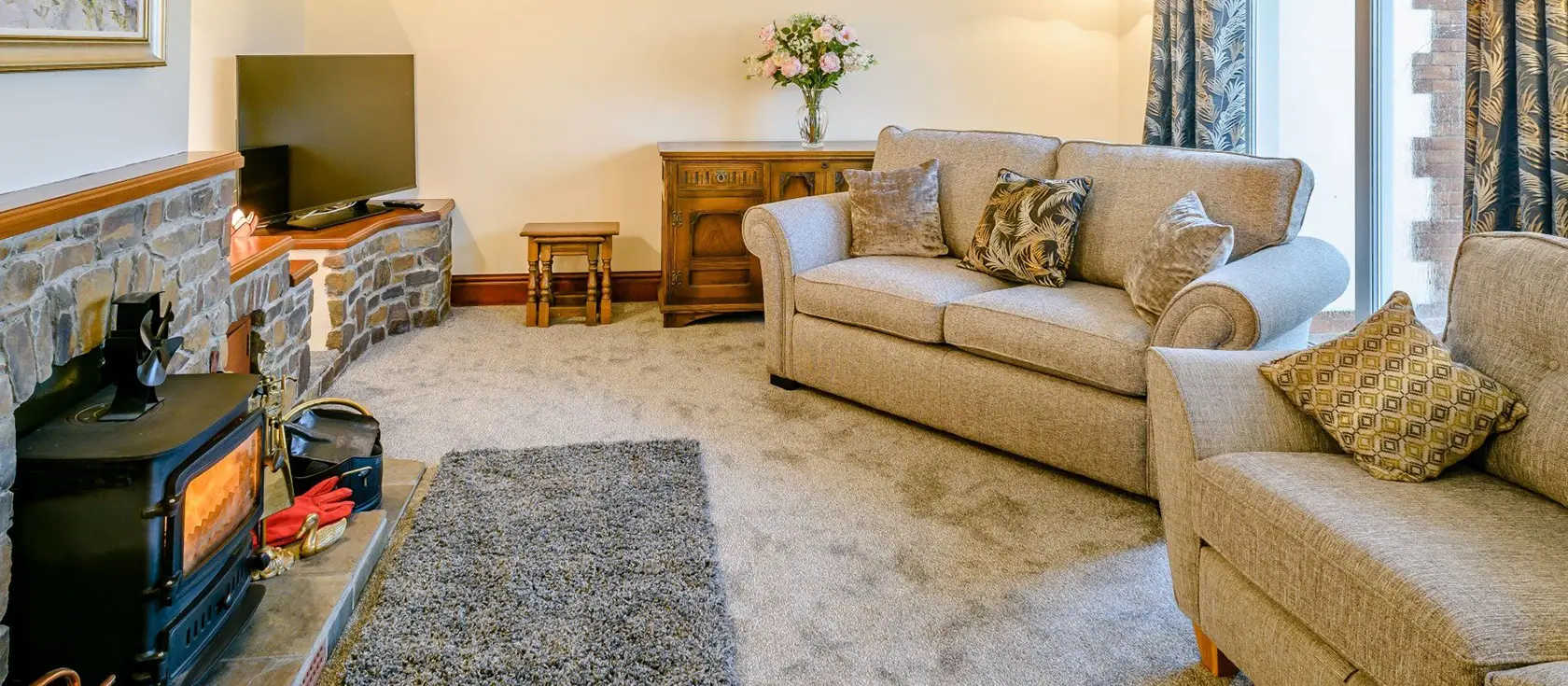Jarosa, Langtree is a spacious three-bedroom bungalow offering countryside tranquillity with modern comforts. Enjoy the wood-burning stove, garden games & stunning rural views while being perfectly positioned to explore North Devon's attractions.