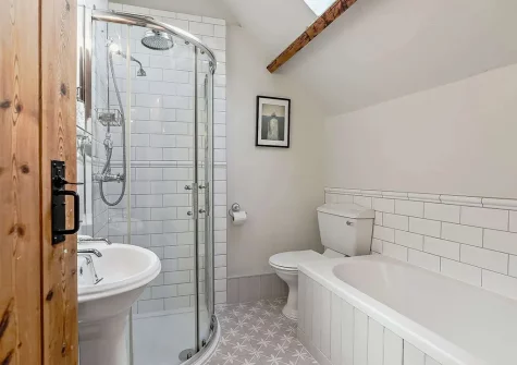 The bathroom at Jasmine Barn, Lee