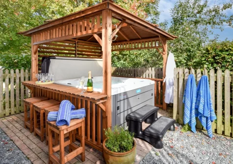 The gravel garden & hot tub at Jasmine Cottage at Little Roseveth, Tregavethan