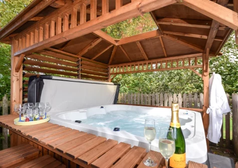 The gravel garden & hot tub at Jasmine Cottage at Little Roseveth, Tregavethan