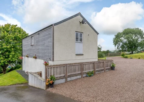 Jasmine Cottage's rural location makes for a tranquil retreat, but centrally located for easy access to attractions in every direction