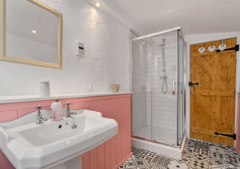 Bedroom #1 en-suite at Jasmine Cottage, Old Mill Cottages, Marldon