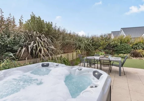 The hot tub & alfresco dining area at Jindalee, Westward Ho!