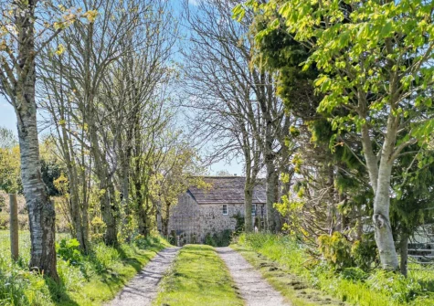 Jobes Cottage is approached via a long private driveway, you'll feel as if you are truly getting away from it all