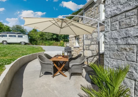 The patio, barbecue & alfresco dining area at Jobs Cottage, Carleen