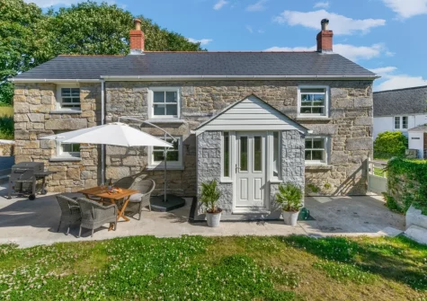 The patio, barbecue, alfresco dining area & garden at Jobs Cottage, Carleen