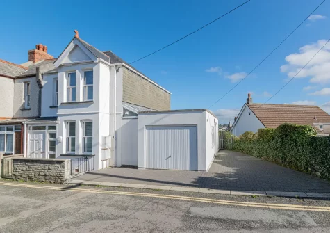 Joy House is a bright, inviting townhouse, right in the heart of Padstow with private parking