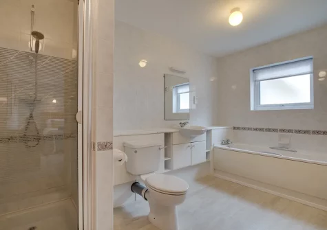 Bedroom #1 en-suite bathroom at Kalundu, Constantine Bay