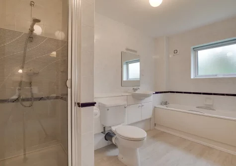Bedroom #4 en-suite bathroom at Kalundu, Constantine Bay