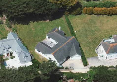 Kalunda is an enticing holiday home with beautiful garden in Constantine Bay