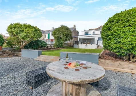 The lawned garden, batbecue & outdoor sitting area at Kaolin House, St Austell