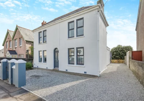 Kaolin House is an airy & colourful holiday home in St Austell with sea views, a games room and additional snug