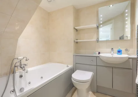 The bathroom at Keepers Lodge, Hillfield Village, Bugford