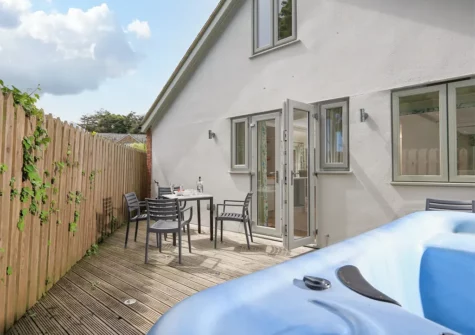 The decked patio & hot tub at Keepers Lodge, Hillfield Village, Bugford