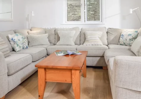 Keepers Lodge, Hillfield Village, Bugford is a beautifully finished property on the outskirts of Dartmouth. This large house sleeps ten in five bedrooms and has four bathrooms, a garden, a private hot tub and access to a playground and tennis court.