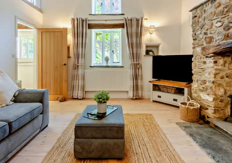 Kelly Mill Cottage, Lifton is a charming two-bedroom countryside retreat set in 12 acres of private meadows and ancient woodland. Enjoy a hot tub, fire pit, and easy access to Dartmoor and the Tamar Valley for unforgettable family escapes.