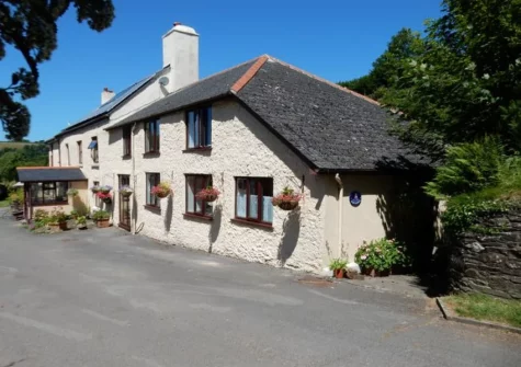 Kempthornes is a delightful cottage in secluded rural location, estled within beautiful gardens with far-reaching countryside views