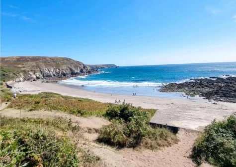 Kennack Heights is within walking distance of the beautiful beach of Kennack Sands, renowned for its golden sands & clear water