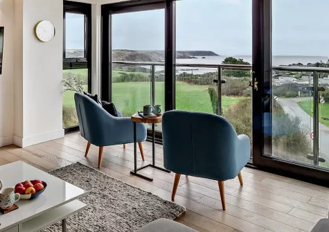 Kennack Heights, Kuggar is a contemporary penthouse apartment with spectacular sea views, positioned steps from glorious Kennack Sands beach. Perfect for families seeking modern comfort, invigorating coastal walks, and unforgettable seaside memories.