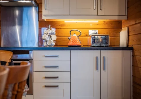 The kitchen at Kestrel Lodge 15 at Clovelly Lakes, Higher Clovelly