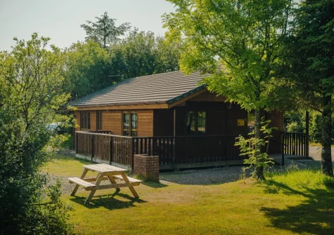 The barbecue & alfresco dining area at Kestrel Lodge 15 at Clovelly Lakes, Higher Clovelly